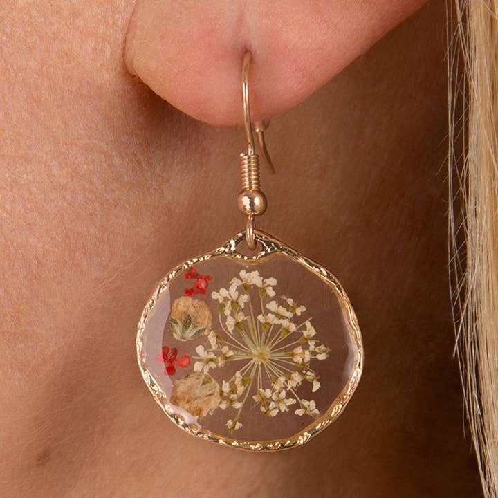 Red Pressed Flower Drop Earrings: Oorbellen met bloemen voor wholesale door Lovett & Co