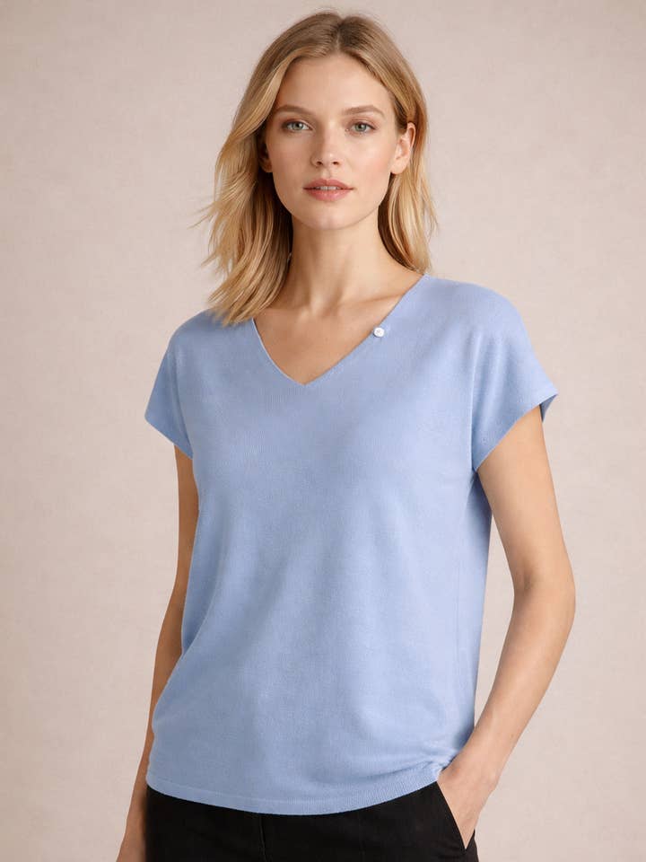 Feinstrick-Top mit kurzen Ärmeln, V-Ausschnitt und Knopfdetails für den Großhandel von Lucy Sparks