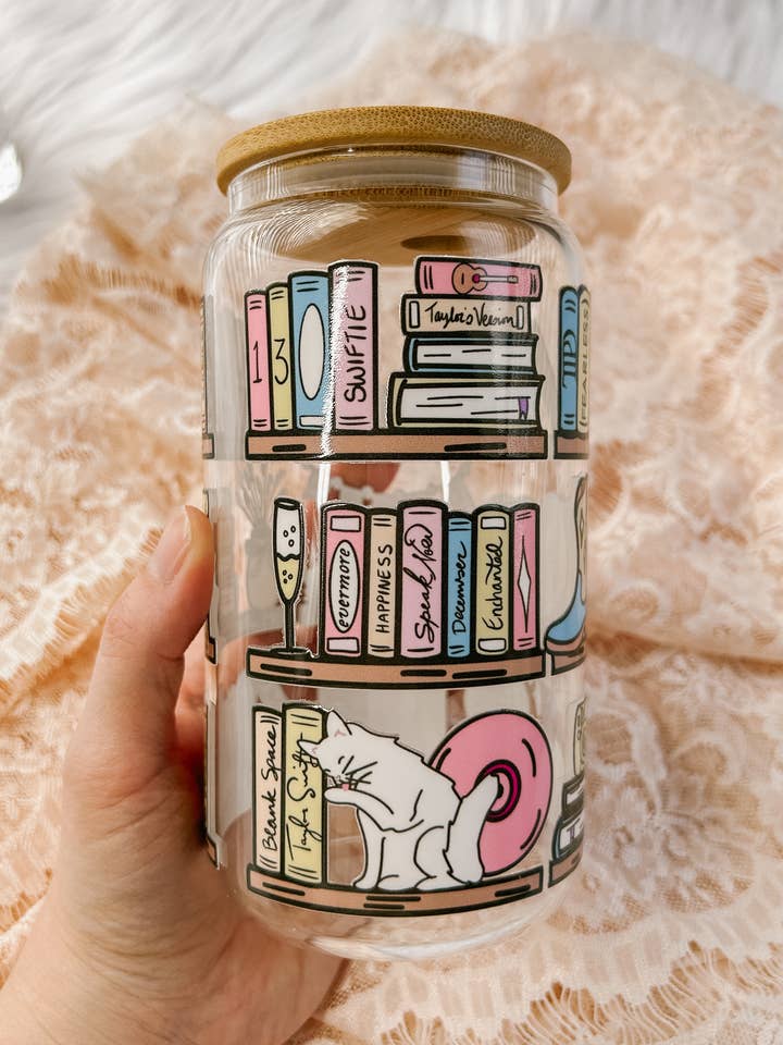 Taylor's boekenplank, glazen blikje met rietje voor wholesale door The Bookish Bird Co.