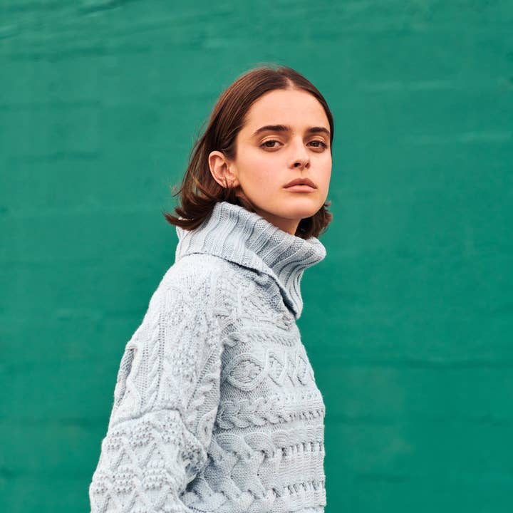 Pull torsadé en bleu clair pour la vente par GiGi Knitwear