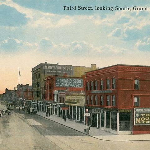 Kunstdruck ND-75 Third Street, Grand Forks, North Dakota für den Großhandel von Found Image Press