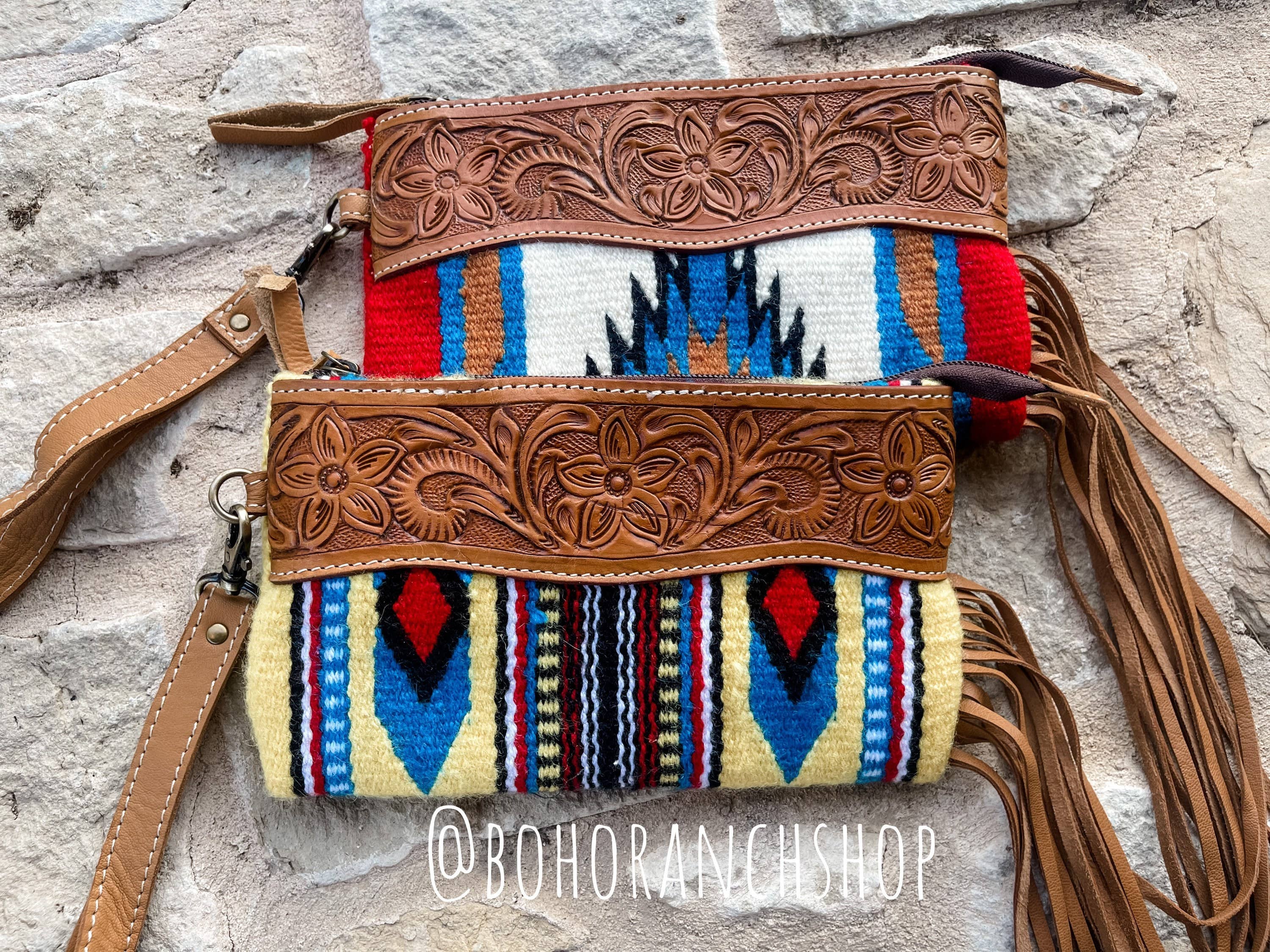 Boho Ranch Shop - Vente Bracelets - Porte-monnaie à pompons en cuir usiné Western Aztec1
