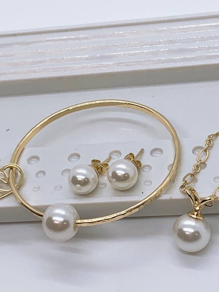 Brazalete recto con dije de onda de corazón, collar, pendientes de tuerca, conjunto de perlas de concha blanca para venta al por mayor de Anela's Jewelry