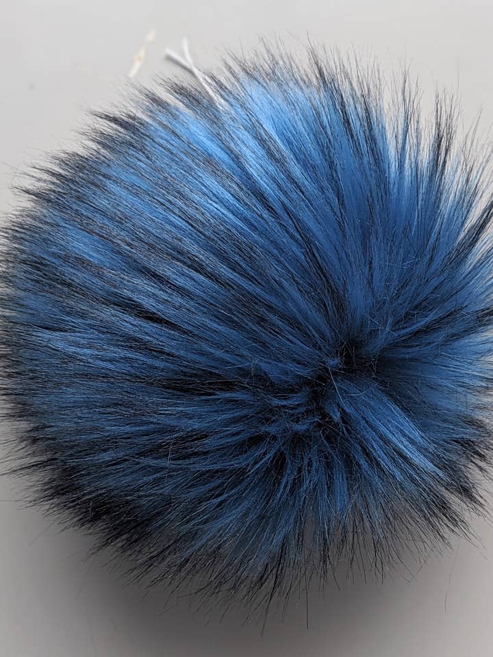 7" Avtagbar Pom Pom i Faux Fur - Blåbärsblå för wholesale av CountryStixCo