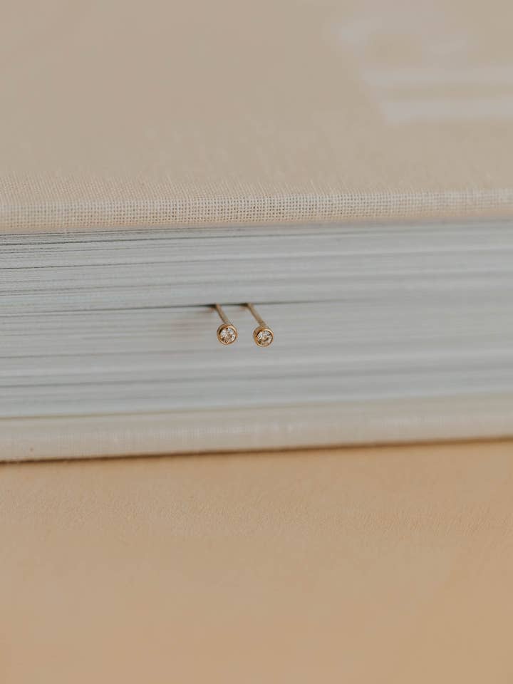 Clous solitaires | Remplissage en or 14 carats + argent sterling pour la vente par Hello Adorn