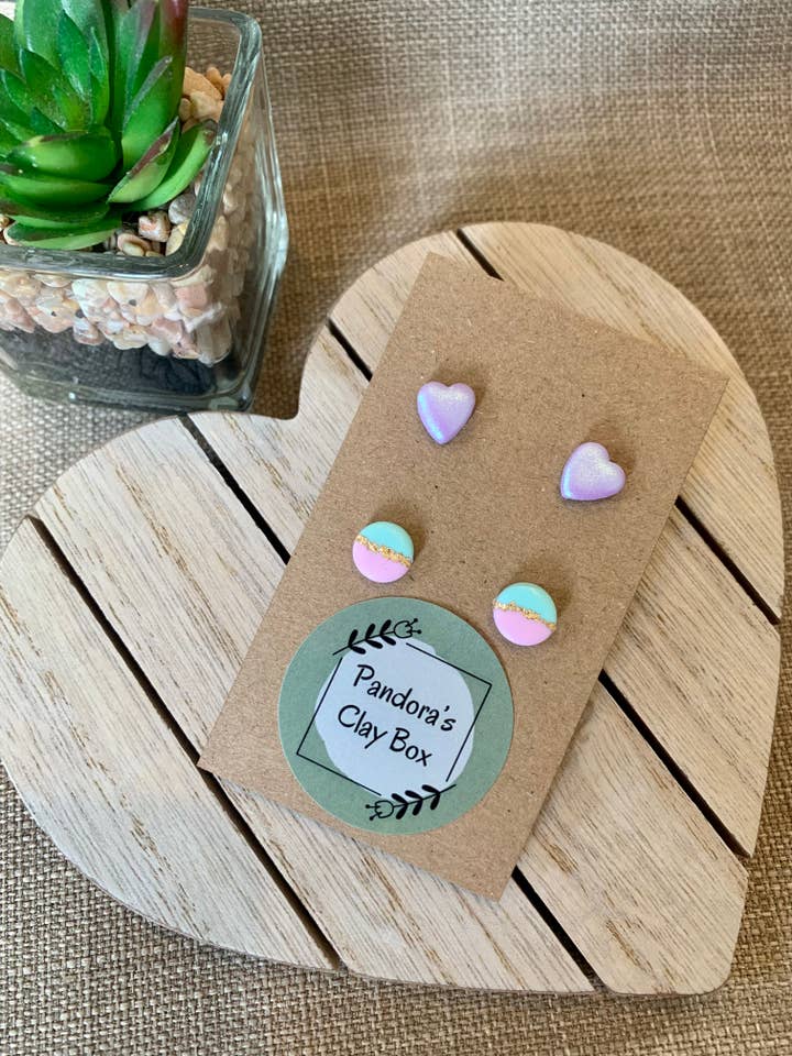 Assorteret (hjerte/rund) stud duo sæt, håndlavet fra polymer c for engroshandel hos Pandora’s Clay Box