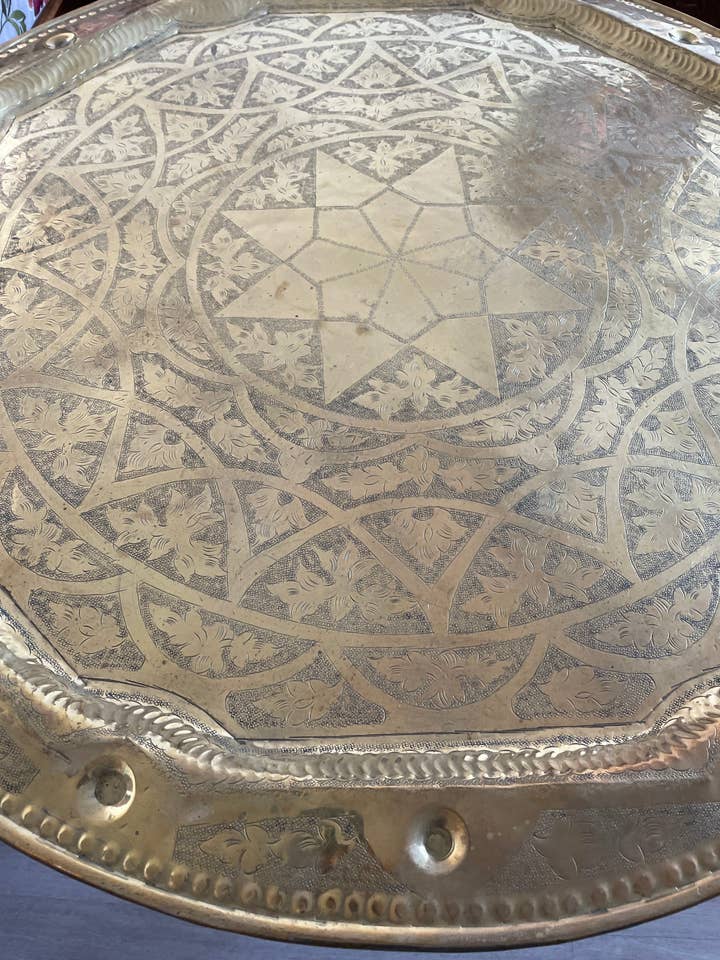 Handgemaakte Vintage Marokkaanse Messing Tafel met Houten Poten voor wholesale door Marrakech Bazaar