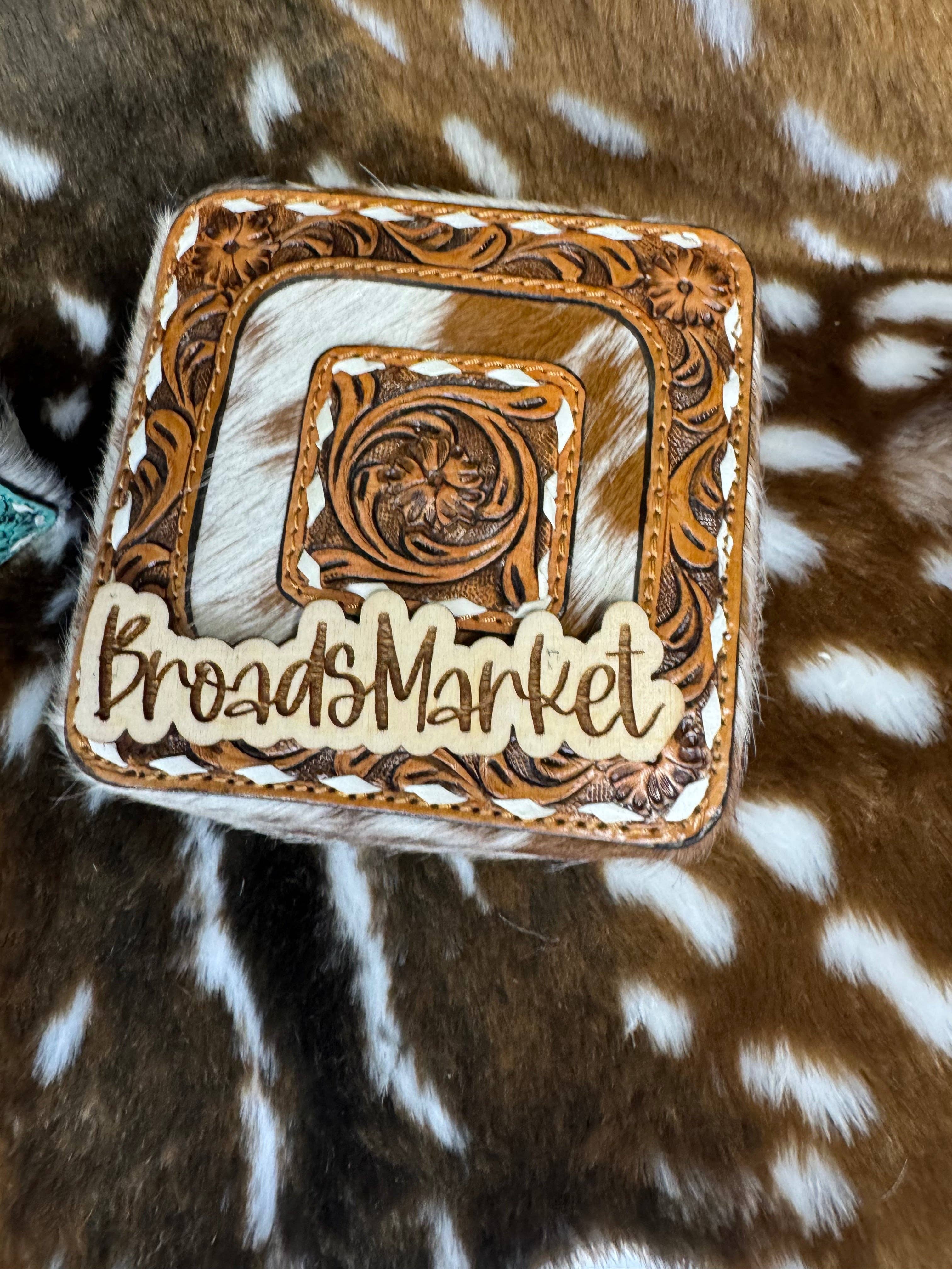 Beige Hermosos estuches de joyería de cuero repujado y piel de vaca de venta al por mayor en Faire3