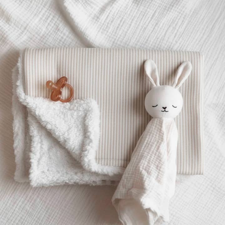 Couverture pour bébé - Lin beige rayé pour la vente par The Butter Flying