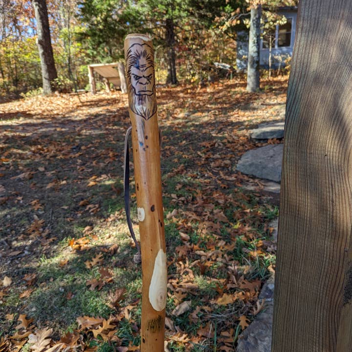Creation Carvings LLC – Großhandel Sportliches Zubehör – Gehstock mit geschnitztem Sasquatch an der Spitze, Big Foot Hickingstick, Big Foot Stab2