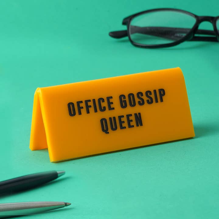 'Office Gossip Queen' Gul Skrivebord Sign for engroshandel hos CGB Giftware
