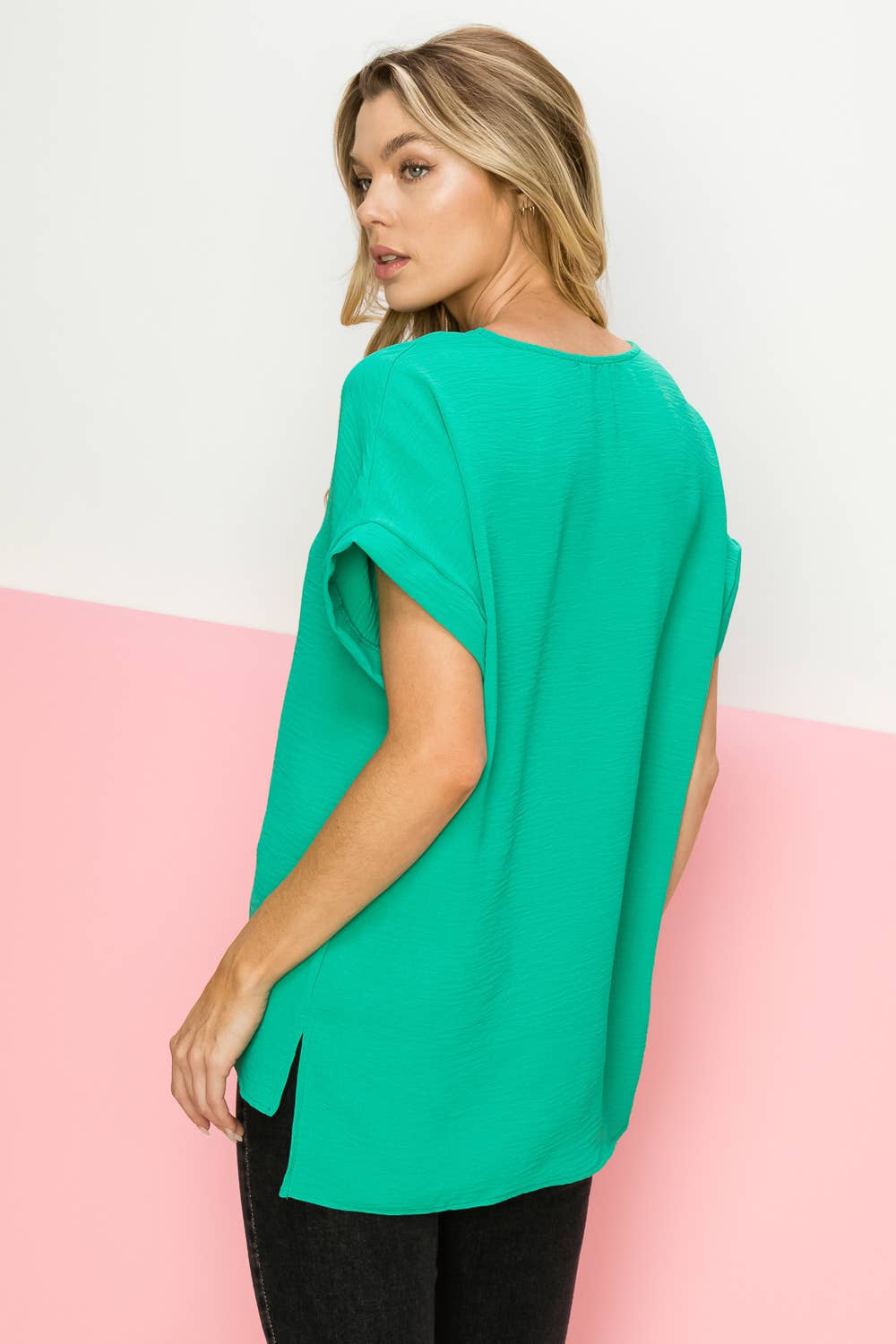 FSL Apparel - Vendita all'ingrosso Camicetta - Donna - ST3280 - TOP IN TESSUTO CON SCOLLO A V A MANICA CORTA, VESTIBILITÀ COMODA 2