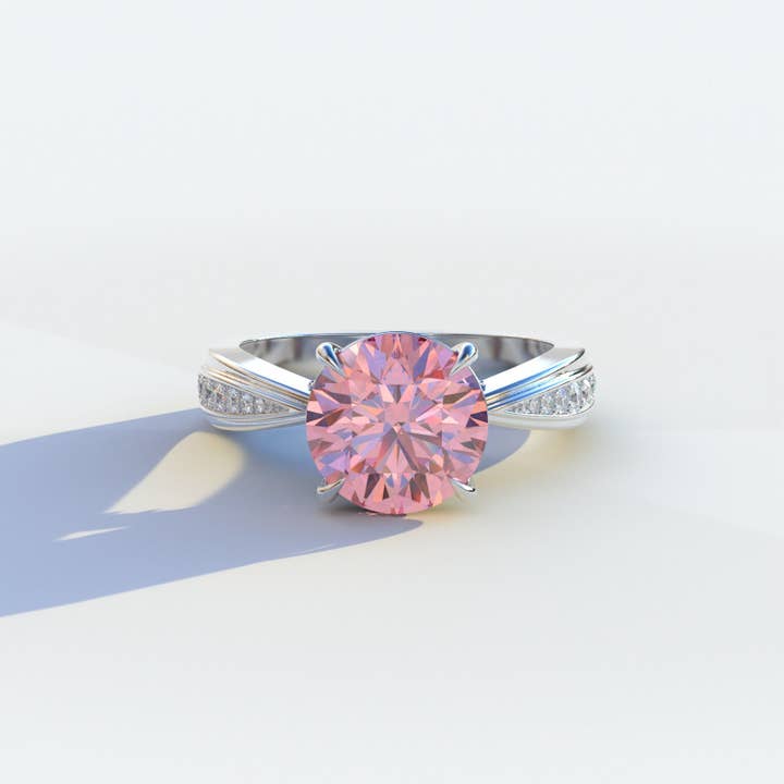 Anillo de diamante de laboratorio rosa redondo de 2,5 quilates con engaste pavé en V - Je t’adore para venta al por mayor de Mohana Jewels - Luxury