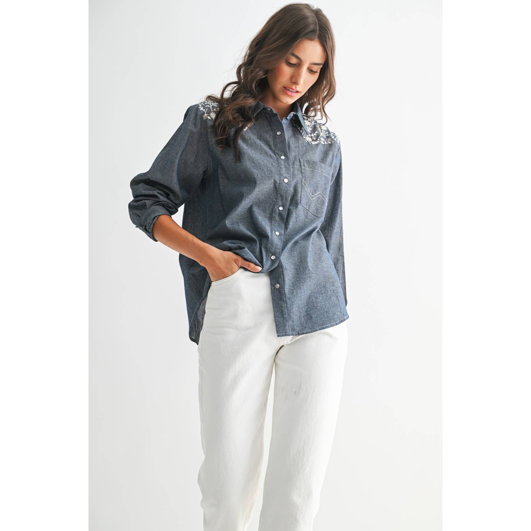 CHAMBRAY FONCÉ CHEMISE EN JEAN BRODÉE À MANCHES LONGUES AVEC BOUTONS en vente sur Faire2