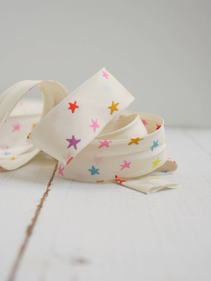 2,5" skråbånd til patchwork – stjernemønster i flere farver (færdiglavet bomuldsbånd) for engroshandel hos Bessie Pearl Binding Co