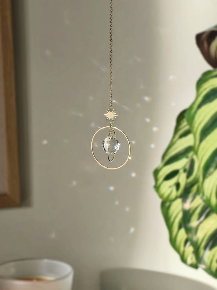 STAR • Mini himmelsk solfanger i messing og glas krystal for engroshandel hos Atelier Intuitive