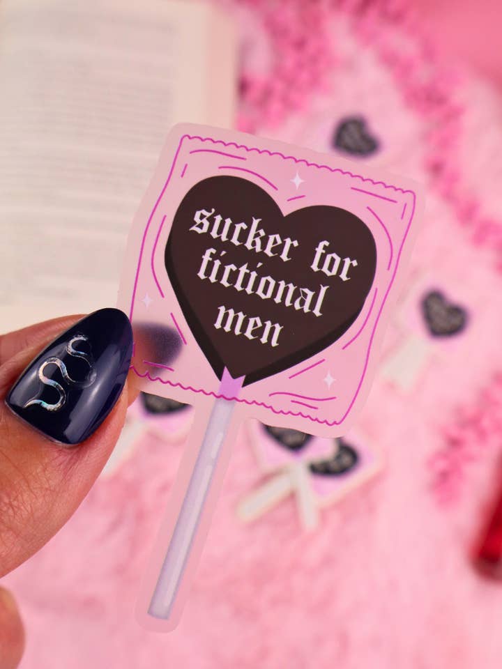 Sucker For Fictional Men Transparent Vinyl Bookish for engroshandel hos Miessol