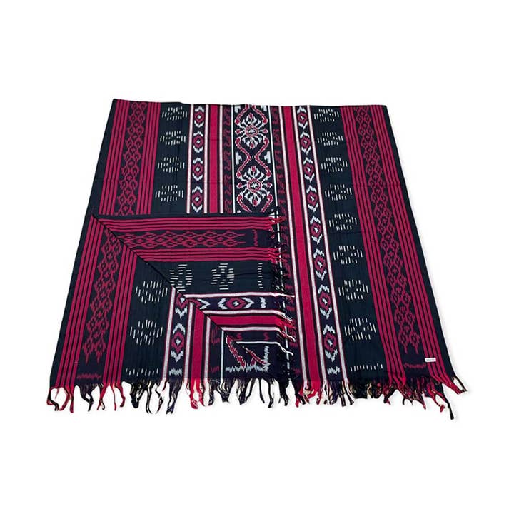 Coperta Ikat, nera e rossa tessuta a mano in Indonesia per la vendita all'ingrosso da parte di Kasih Co-op