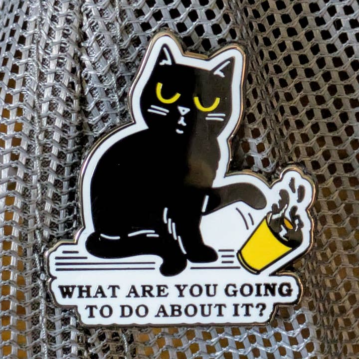 Was wirst du dagegen tun Katzen-Emaille-Pin - 1,5" für den Großhandel von Mimic Gaming Co