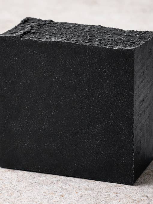 Savon au Charbon Tonka Charbon Actif | Nettoyage en Profondeur pour la vente par Ginger & Pine Apothecary