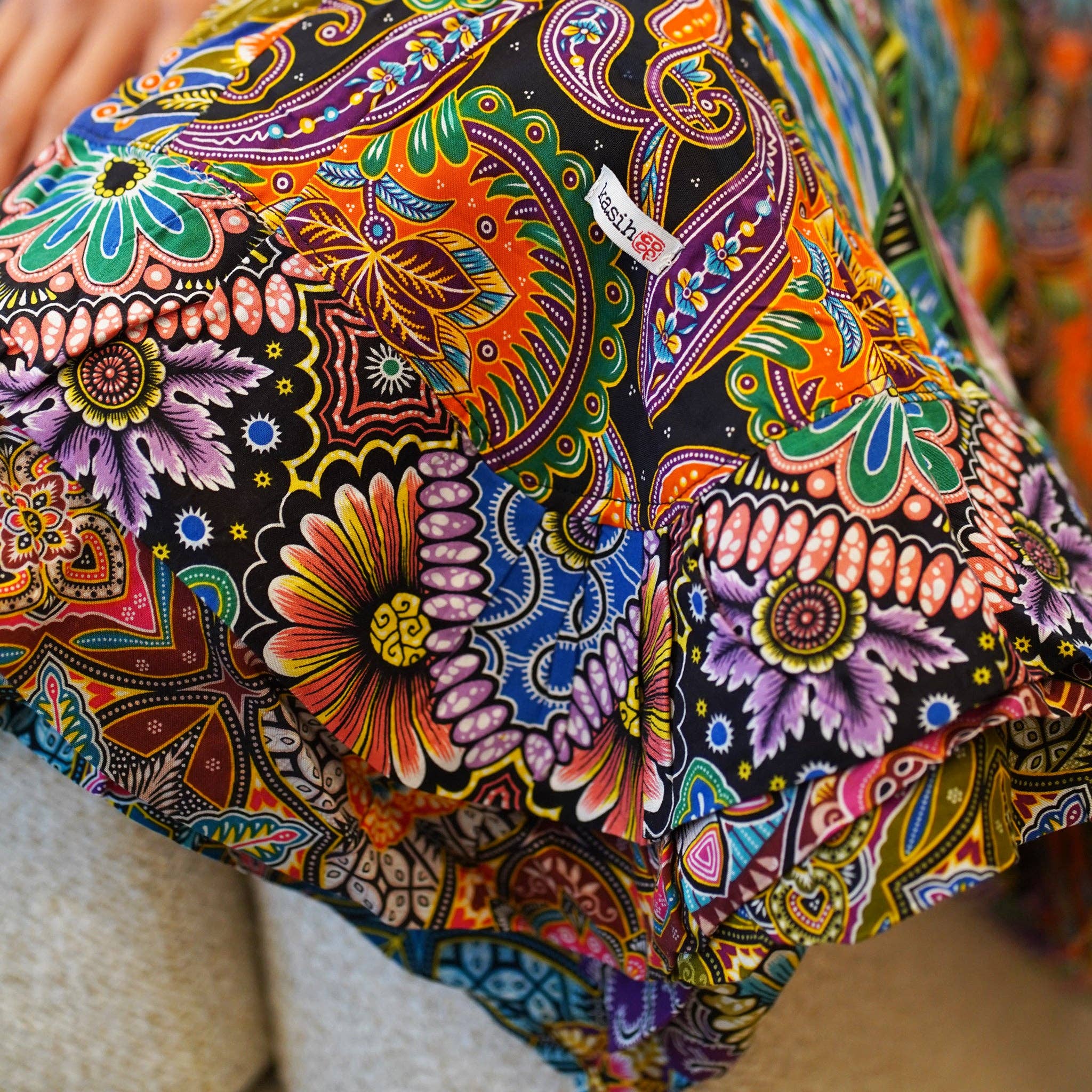 Kasih Co-op – wholesale Prydnadsfilt – Handgjord vändbar quiltfilt, lapptäcke, återvunnen, storlek 140 x 220 cm7