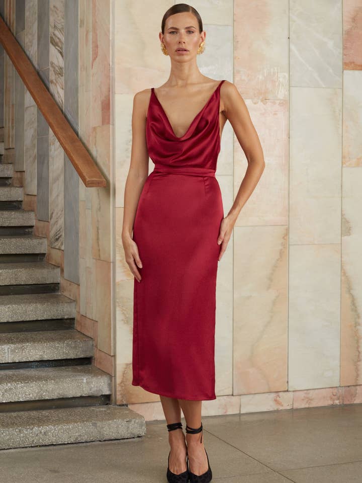 Robe midi de cocktail en satin rouge Kamea pour la vente par UNDRESS