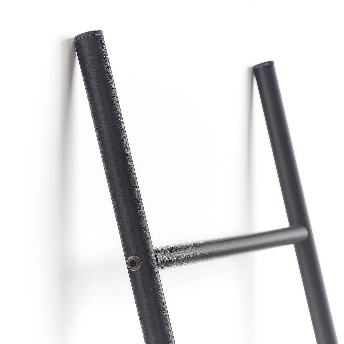 Ladder towel holder, metal, black for wholesale on Faire3