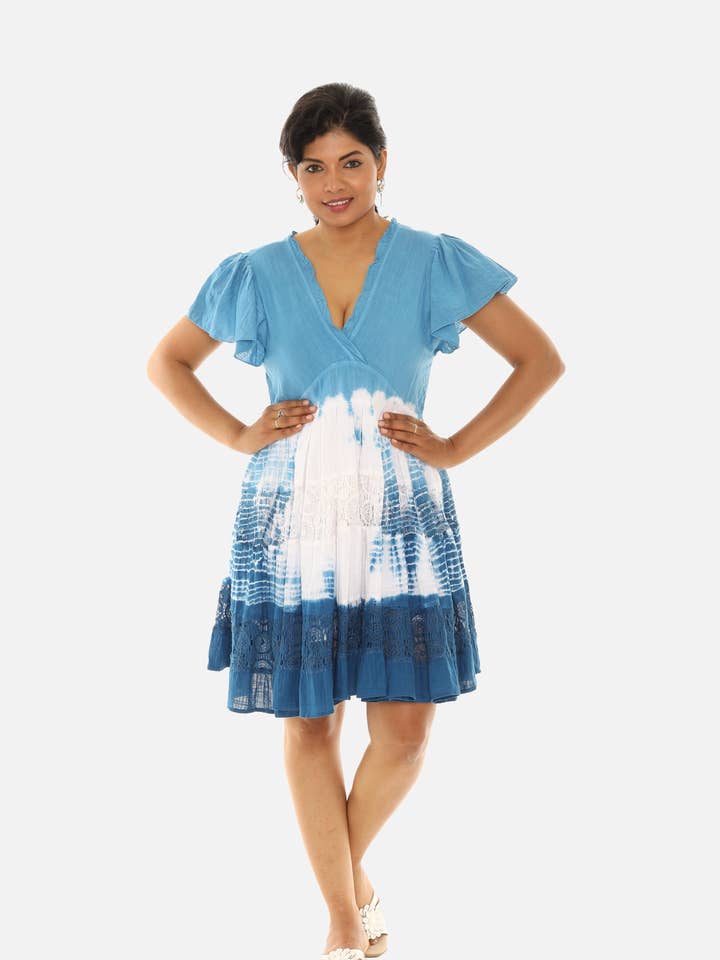 Empire-Taillenkleid mit Ombré-Spitze und Flatterärmeln für den Großhandel von Shoreline Wear. INC