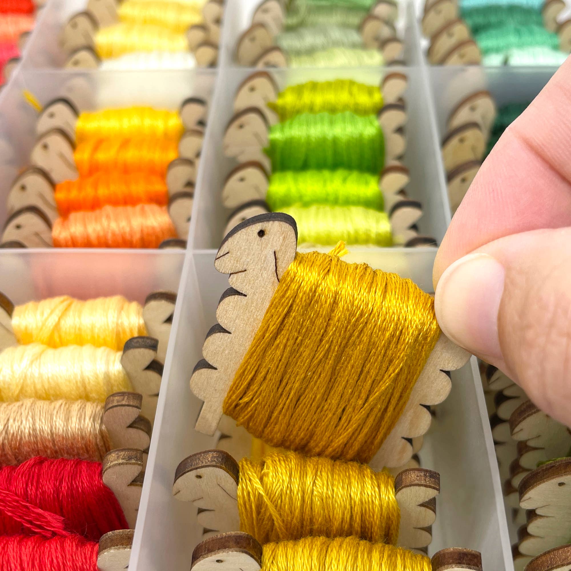 Embroidery and Sage – wholesale Material för broderi/korsstygn – NYHET! Nordic Sheep trådrullar i trä - Set med 105