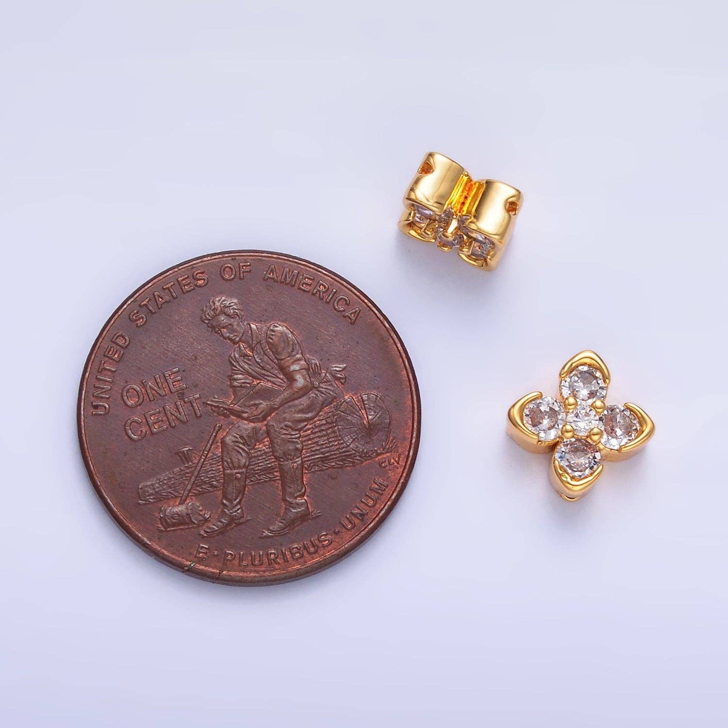 Aim Eternal – Missangas por atacado – Contas de Flor de Trevo com Zircónia Cúbica Transparente Revestidas a Ouro 24K | B3172