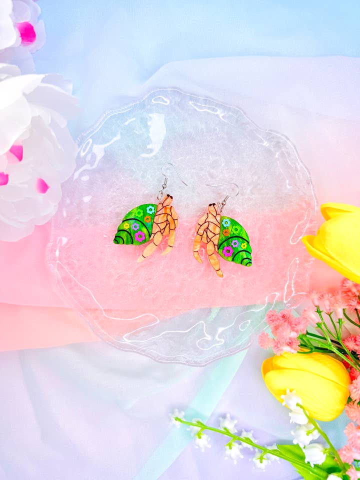 Boucles d'oreilles en forme de bernard-l'ermite (Fleurs arc-en-ciel) pour la vente par Smiley Moon Studio