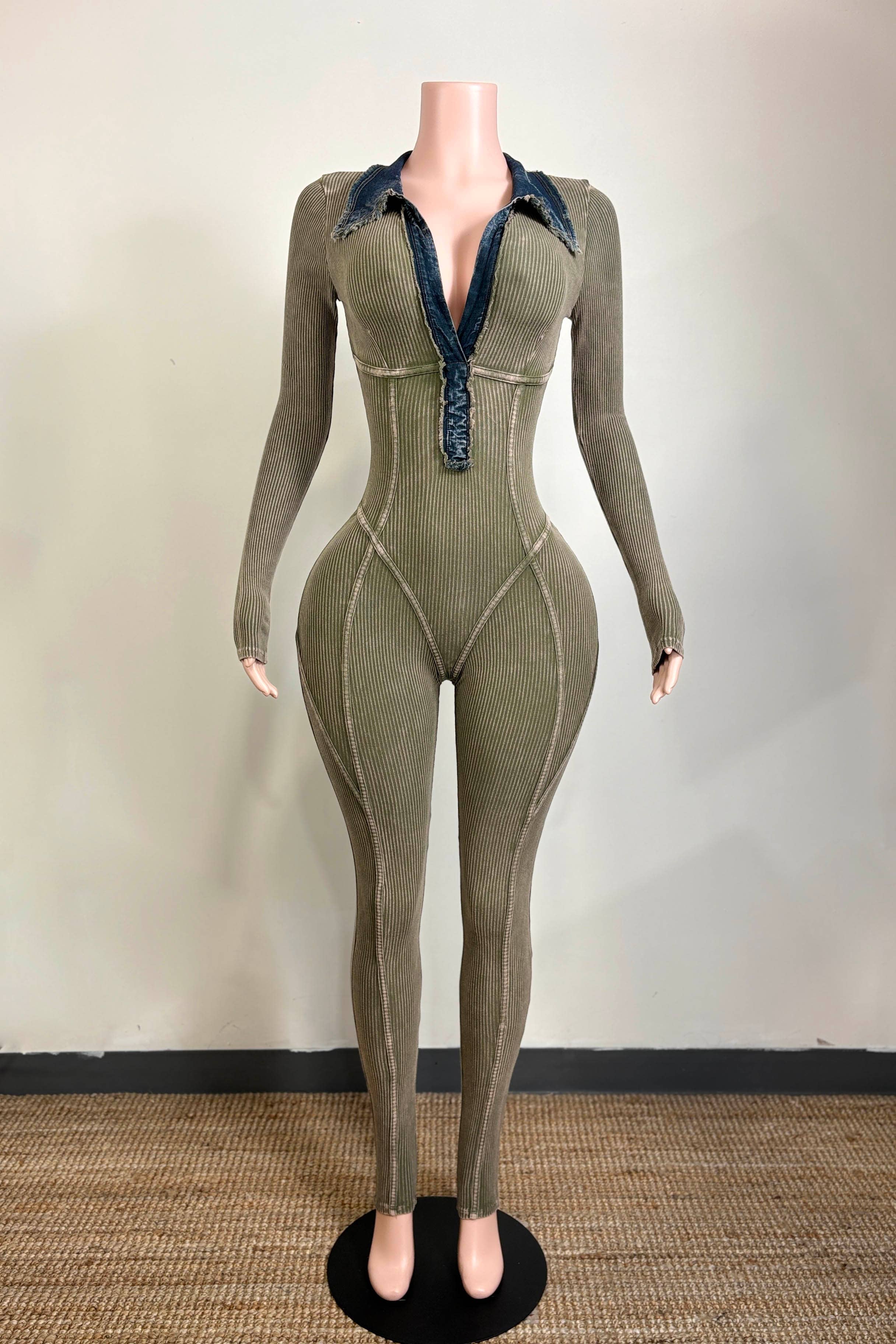 Oliven MINERALVASKET DENIM DETALJE DYB-V BUKSEDRAGT for engroshandel på Faire1