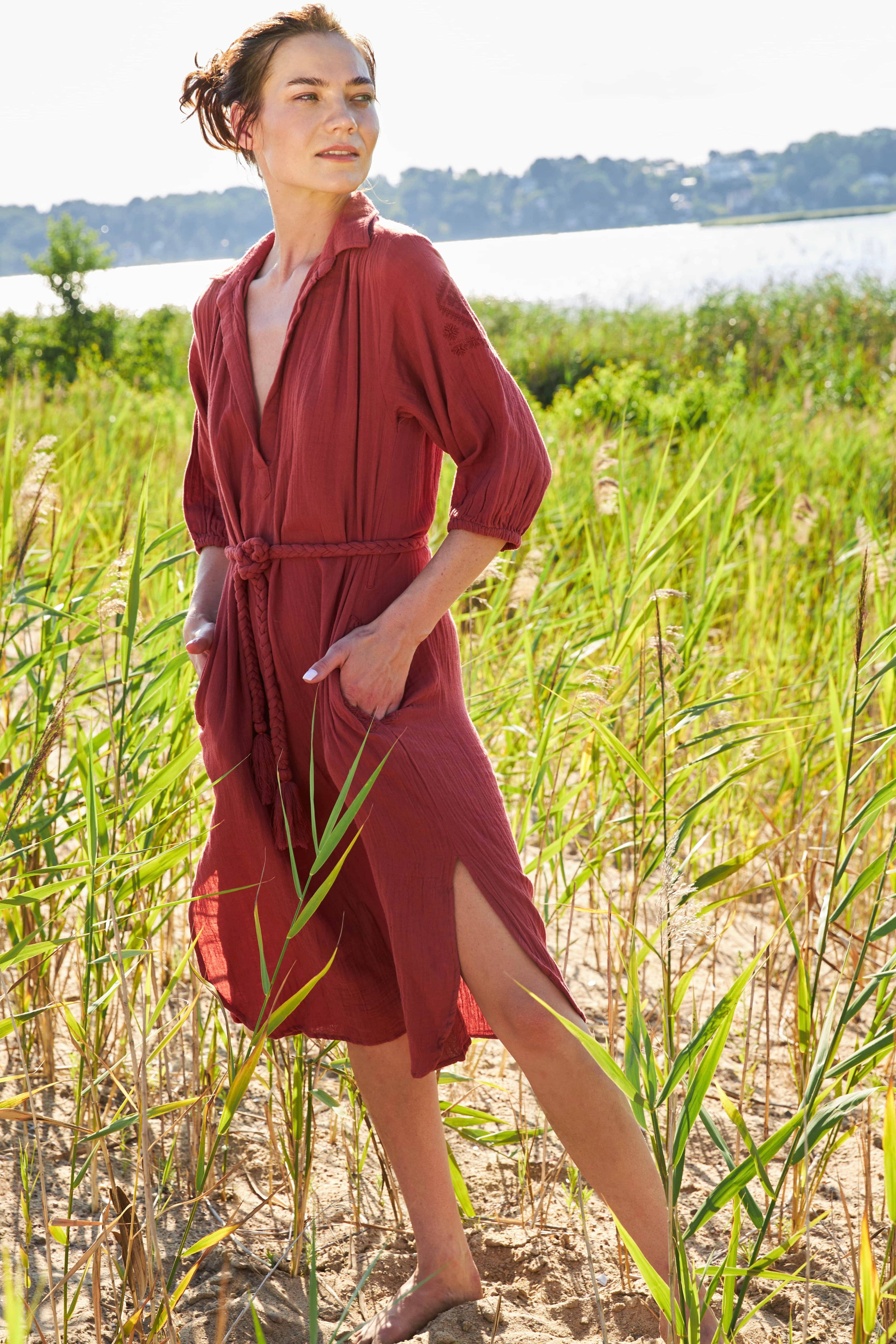 murstenbrun Sheri kjole i bomuldsgaze med broderi og flettet bælte for engroshandel på Faire6