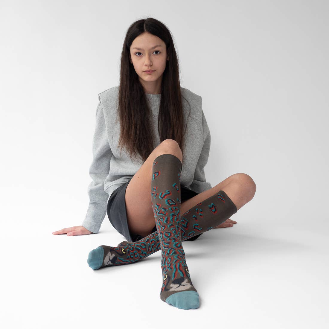 Bonne Maison - Wholesale Sokken - Uniseks - Khaki kniekousen met luipaardprint1