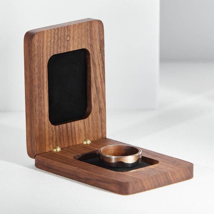 Walnut Single Band Ring Box + Logo Engraving por atacado de Woodsbury