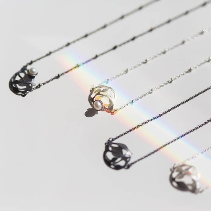 Collier grappe de petites perles en argent brossé pour la vente par Denisa Piatti Jewellery