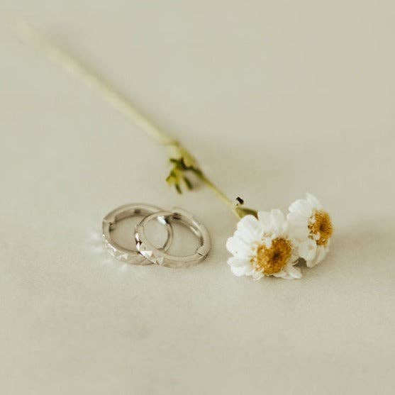 Mauve Jewelry Co. - Vendita all'ingrosso Orecchini a cerchio - Sydney Hammered Hoops4