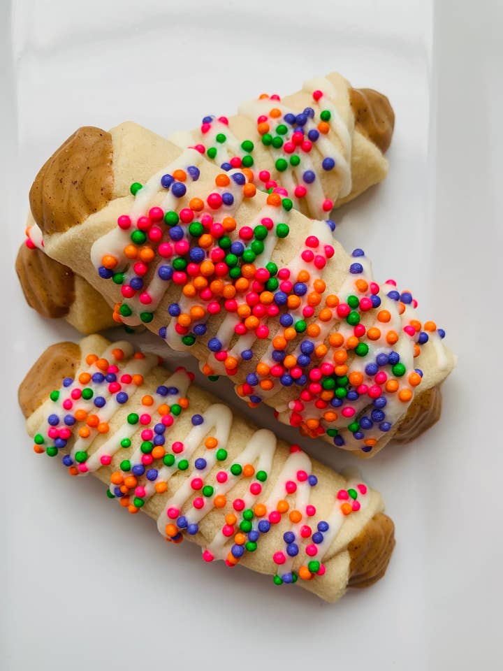 Vanilla & PB Pup’nolli for wholesale by The Blue Cerebus Dog Bakery