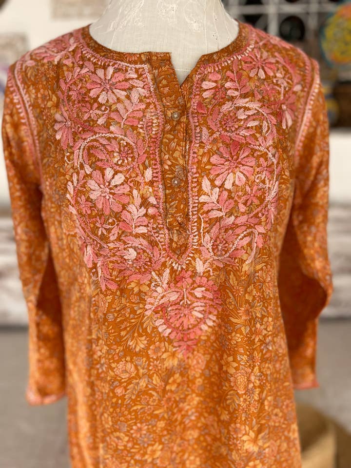 Tunica di seta in un design straordinario e sorprendente cucita a mano đź§µ rosa e arancione. per la vendita all'ingrosso da parte di Aurobelle Ibiza