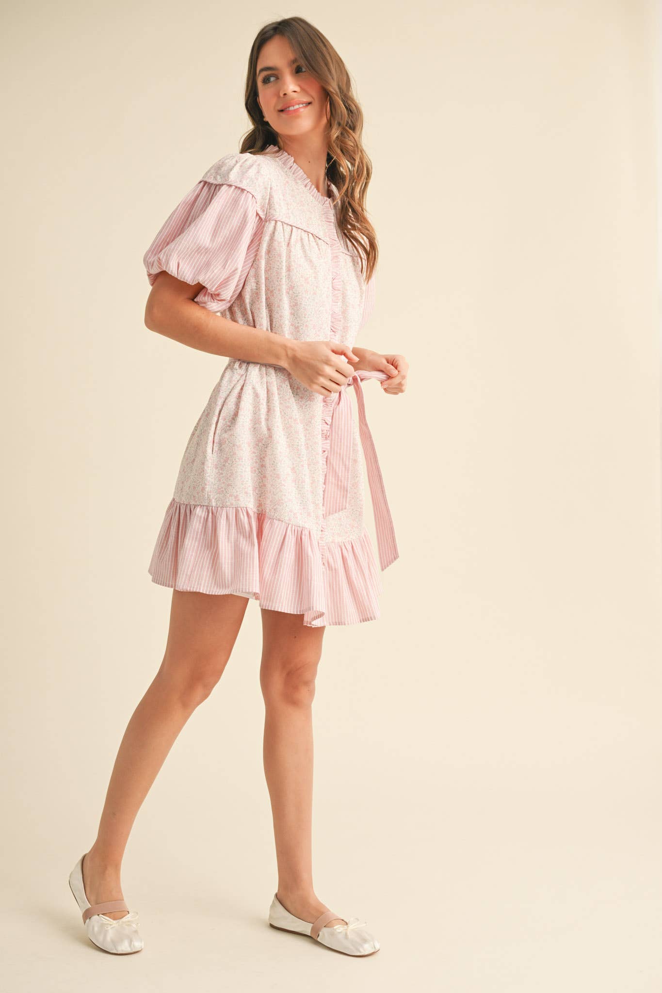 &MERCI – Engroshandel Kjole - Dame – MØNSTRET KJOLE MED FLÆSER MINI MDR385524