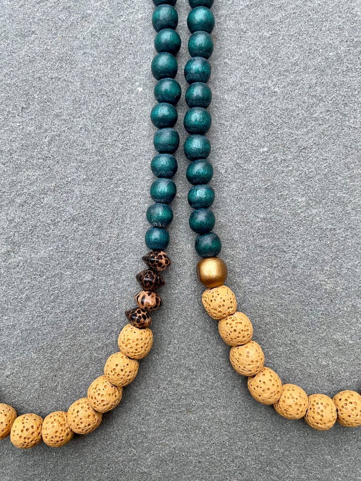 Collier bois et pierre vert chasseur avec perles de lave moutarde pour la vente par Seyyah