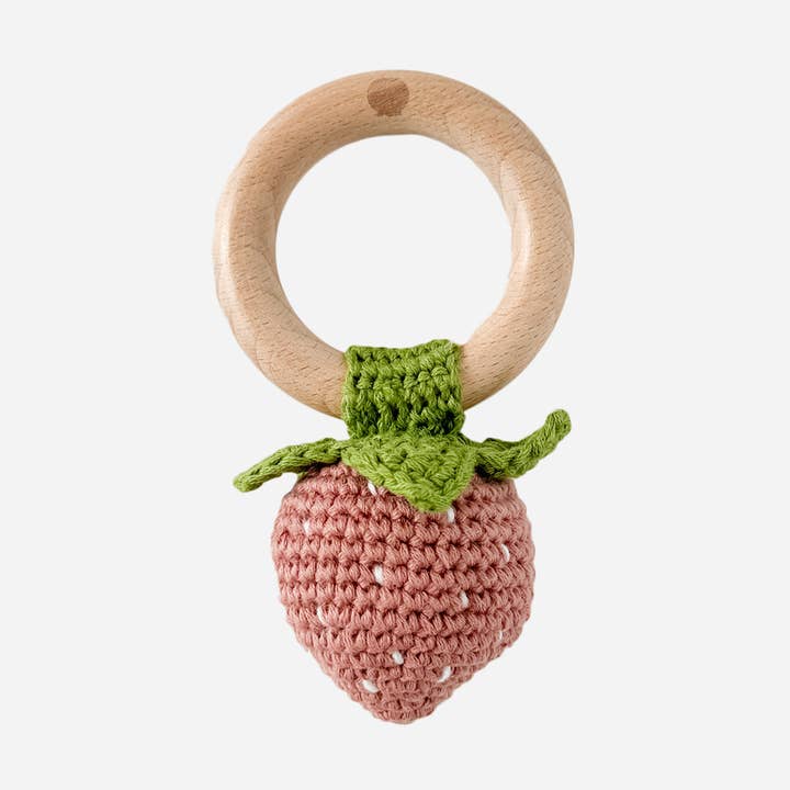 Sonajero de ganchillo rosa fresa para bebé juguete de primavera para venta al por mayor de The Blueberry Hill