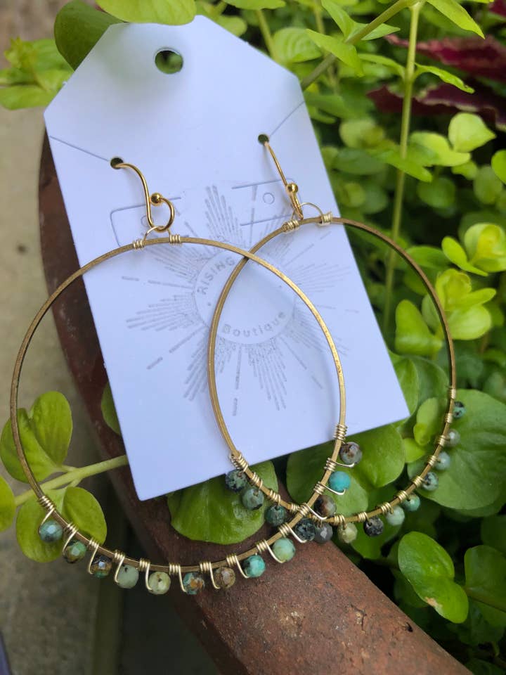 Orecchini a cerchio in bronzo extra large con pietre di diaspro sfaccettate per la vendita all'ingrosso da parte di Rising Dawn Boutique