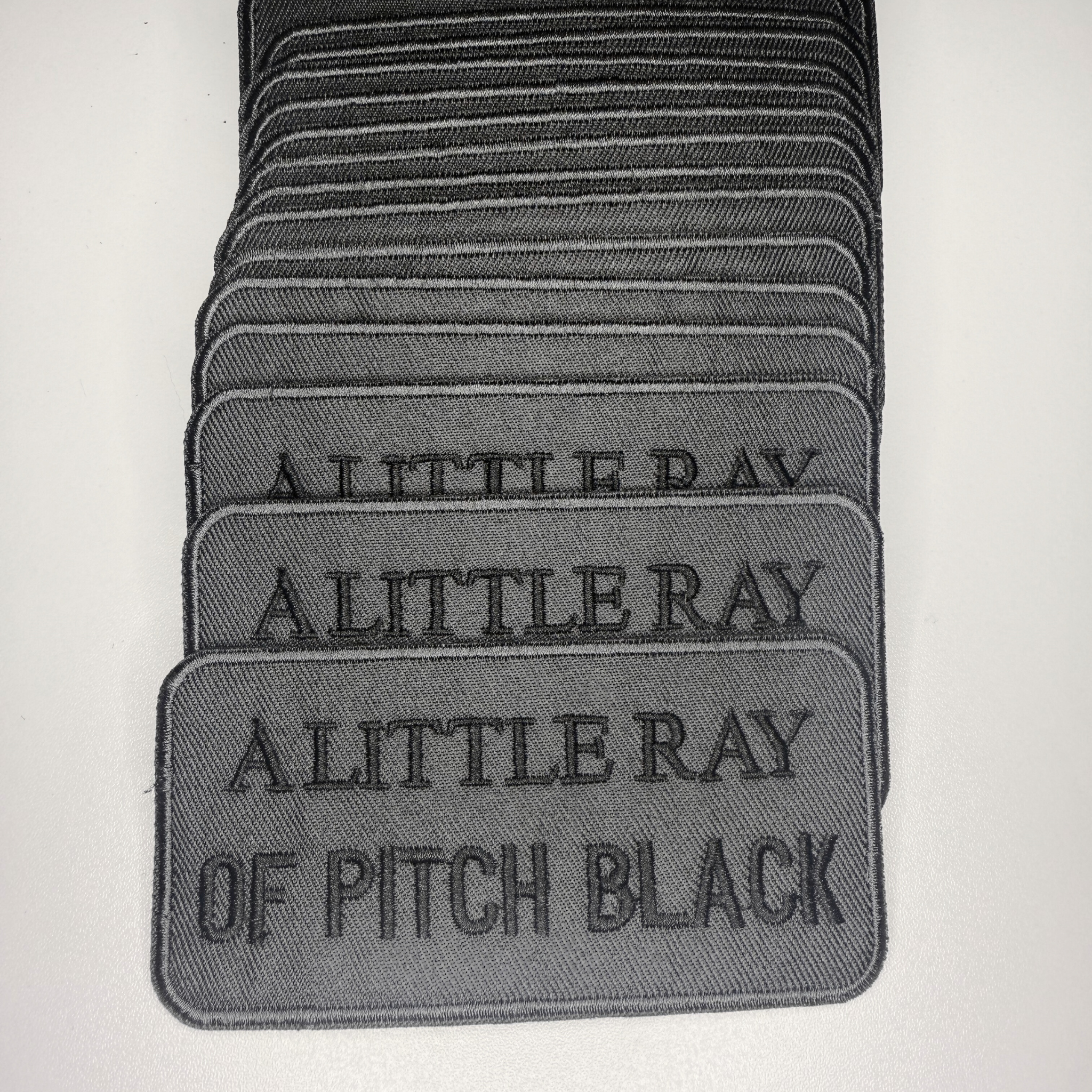 TEELUX - Vente Écusson - 4" Un petit rayon de NOIR ABSOLU - Écusson brodé pour chapeau2