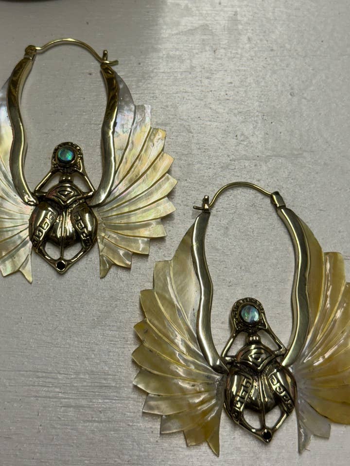 Créoles en forme de scarabée en nacre pour la vente par The Curator