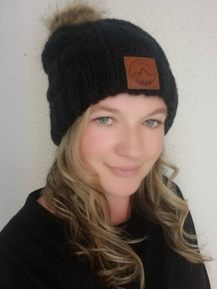 Voksen Outdoorable Black Pom Pom Beanie for engroshandel hos Outdoorable Apparel