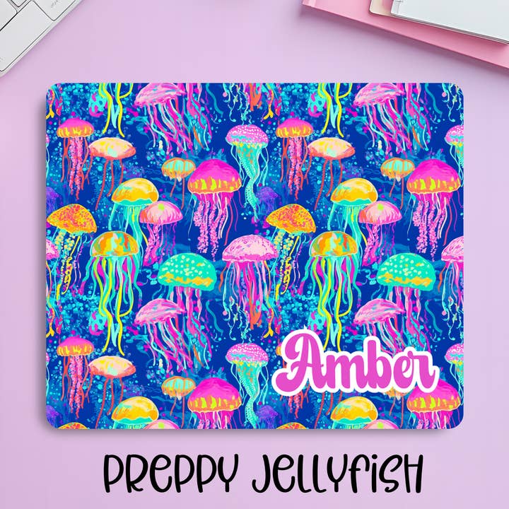 Tapis de souris méduse néon preppy personnalisé – Tapis de bureau esthétique océan vibrant avec nom personnalisé pour la vente par Creekside Design Company