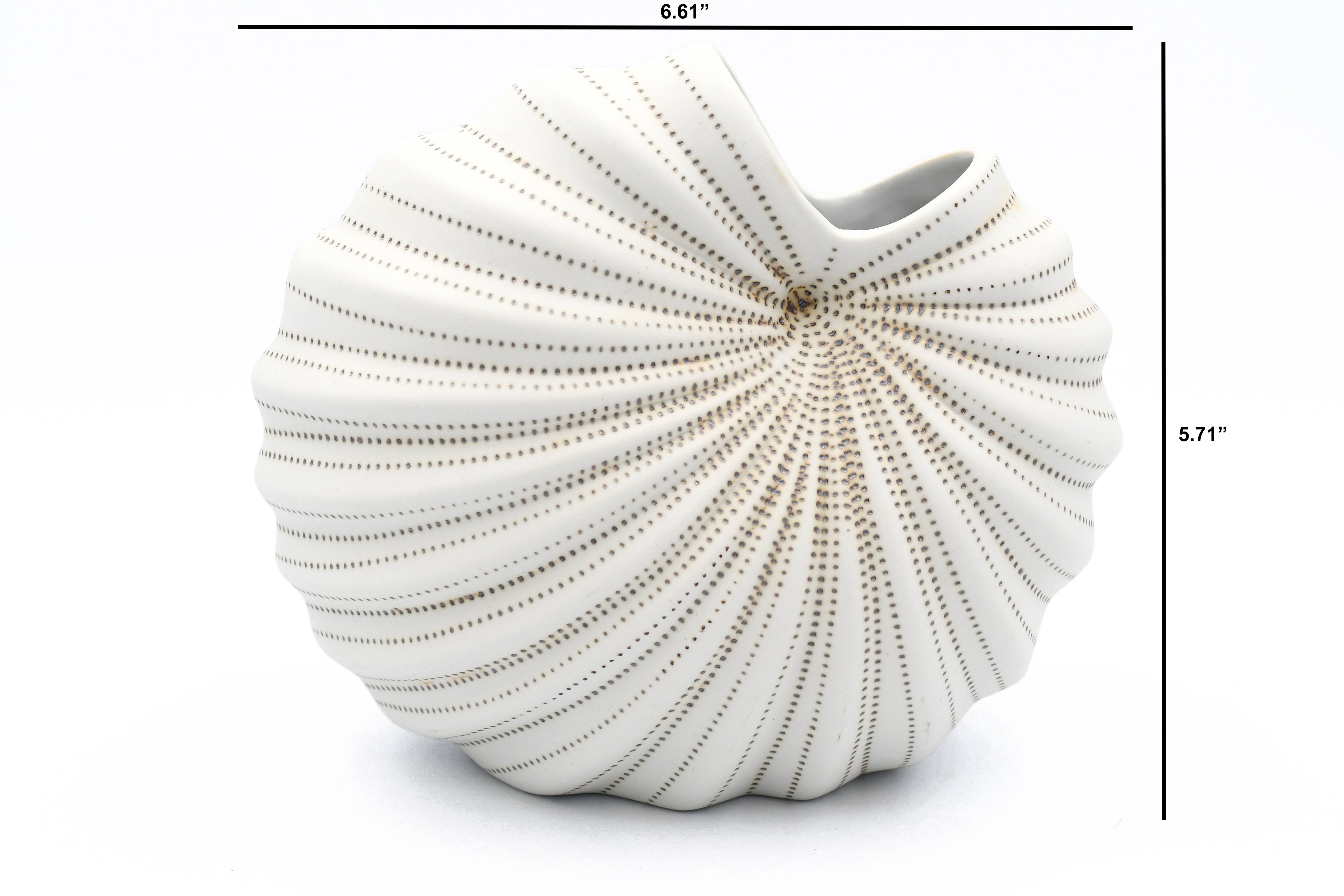 Art Floral Trading LLC - Vente Vases - Vase en porcelaine artisanale en forme de coquillage 1280W23 PALM S1