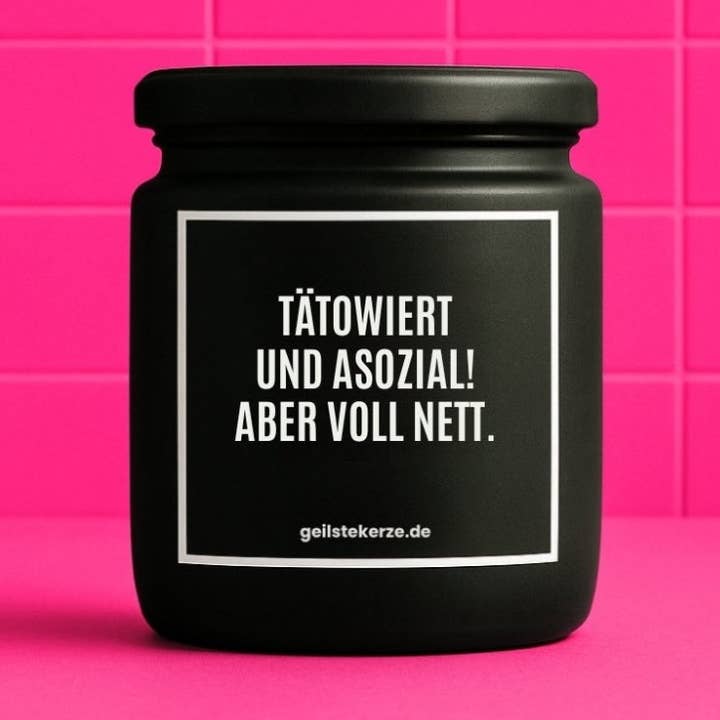 Vela orgânica vegana com frase – TATUADO E ANTI-SOCIAL! MAS MUITO SIMPÁTICO. por atacado de geilstekerze