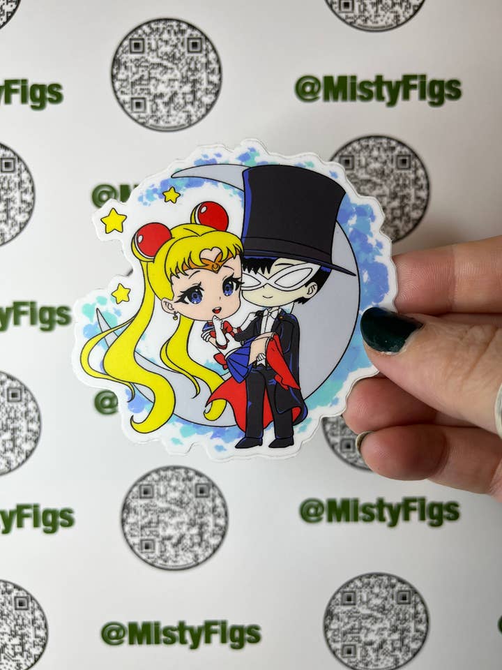 Vinyl Sticker - Chibi Sailor Moon og Tuxedo Mask - Vandflaske Laptop Scrapbog Planner Bujo Gave Vandtæt Mat eller Holo for engroshandel hos Misty Figs